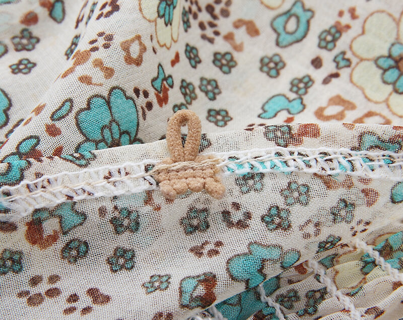 Elegant chiffong maxiklänning med v-hals, blommig damklänning perfekt för festivaler.