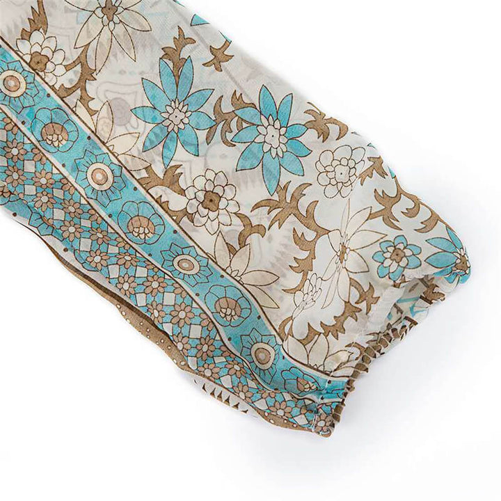 Bohemisk sommarklänning i chiffong, elegant maxiklänning för dam med v-hals, blommig design.