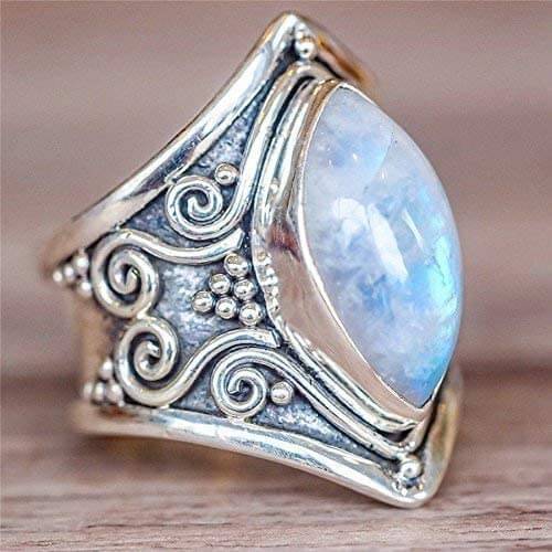 Handgjord vintage silverring med glänsande månsten, idealisk för festivalstil.