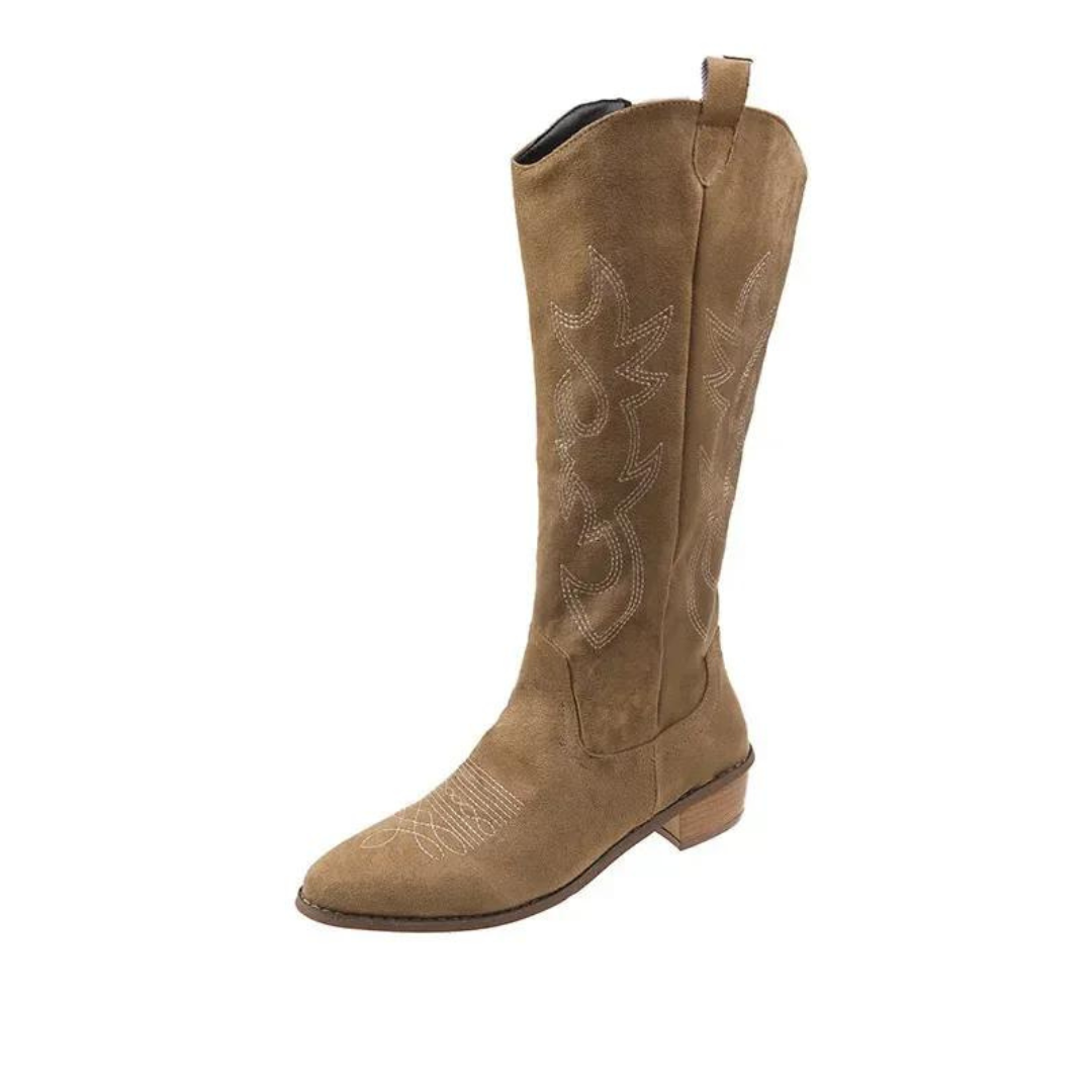 Broderade knähöga cowboy-stövlar för kvinna. Robust westernstil med spetsig tå & blockklack. Trendiga damskor.