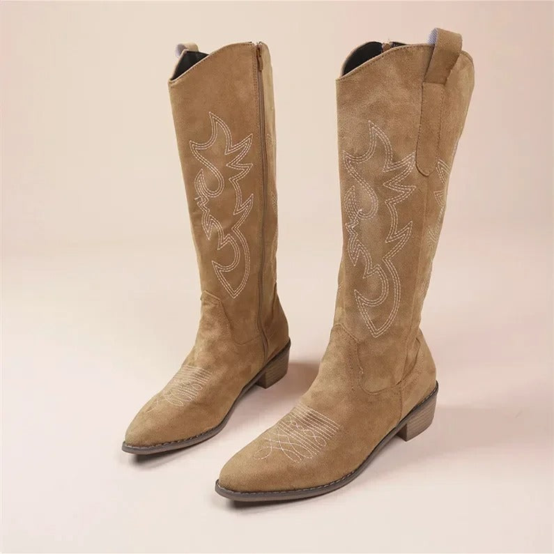 Detaljrika broderade westernstövlar för kvinnor. Eleganta knähöga boots med cowboy-känsla för mode.