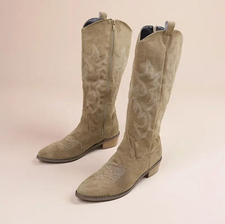 Robusta knähöga broderade cowboy-stövlar för dam. Perfekta festskor med spetsig tå och stabil blockklack.