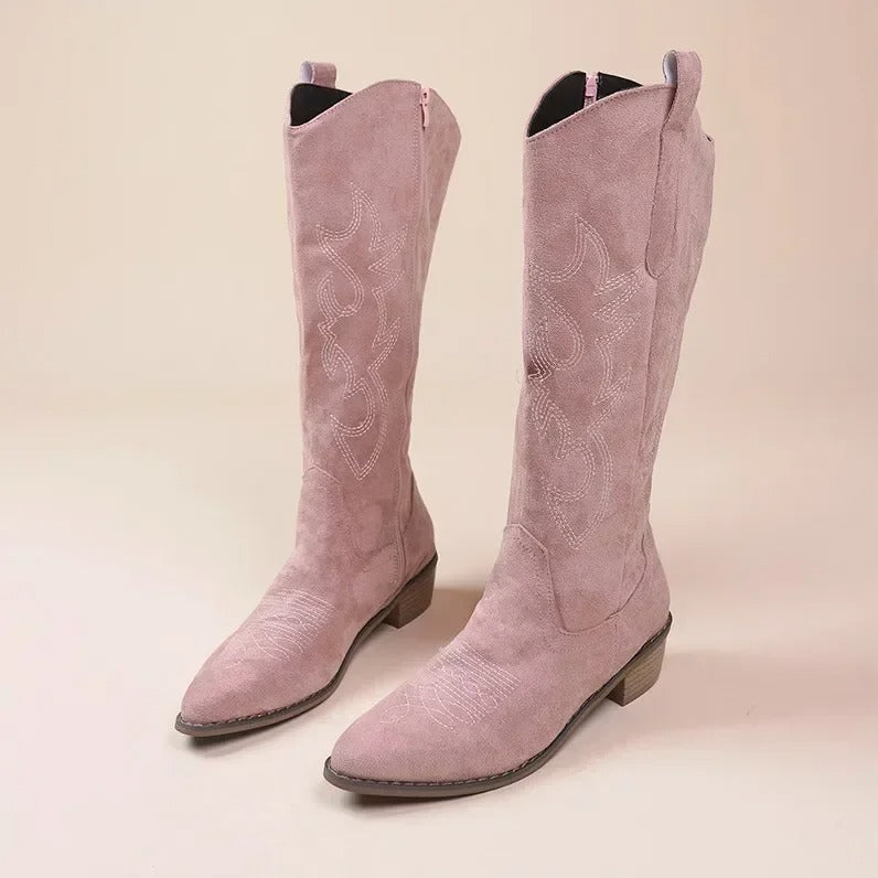 Spetsiga knähöga broderade cowboy-stövlar med stabil blockklack. Snygga westernstövlar för dam.