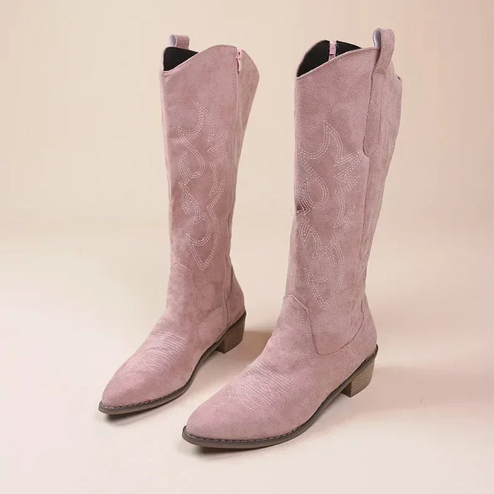 Spetsiga knähöga broderade cowboy-stövlar med stabil blockklack. Snygga westernstövlar för dam.