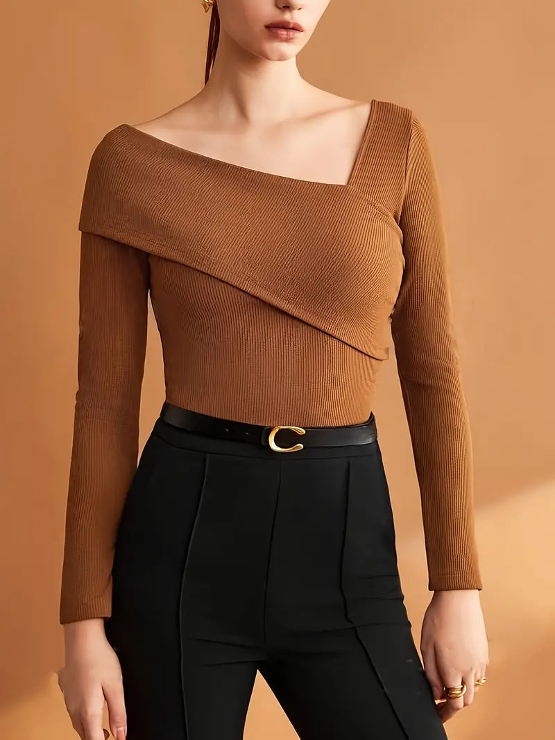 Bekväm brun asymmetrisk damtopp med modern design för kvinnors mode, passar alla tillfällen.
