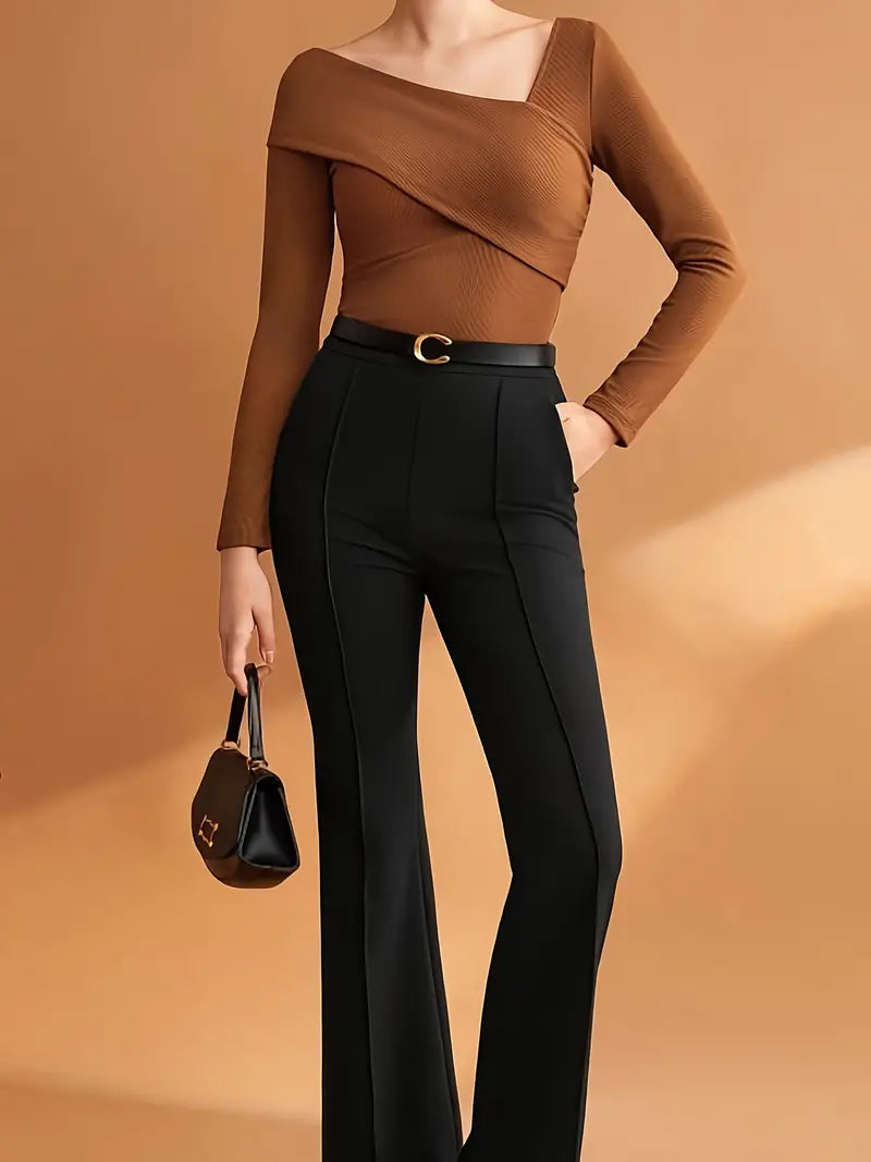 Trendig brun damtopp med unik asymmetrisk skärning, en elegant och modern detalj för din stil.