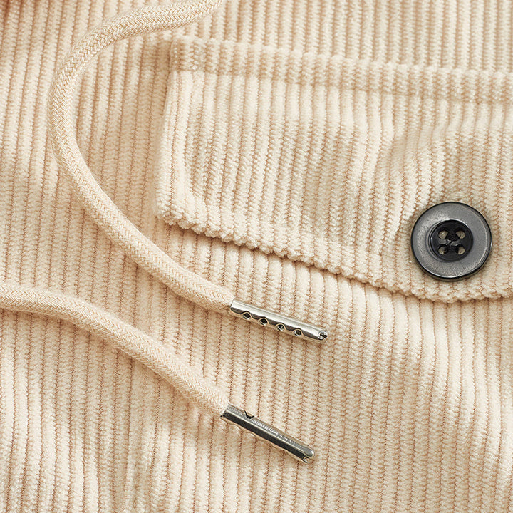 Stilfull herrjacka i corduroy. Mjuk och slitstark kordrock för en sofistikerad vardagslook.