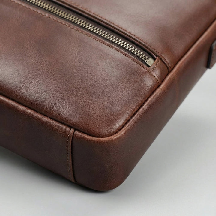 Elegant brun läder datorväska för bärbar dator. Perfekt som jobbväska med axelrem, ger stil och skydd för din laptop.