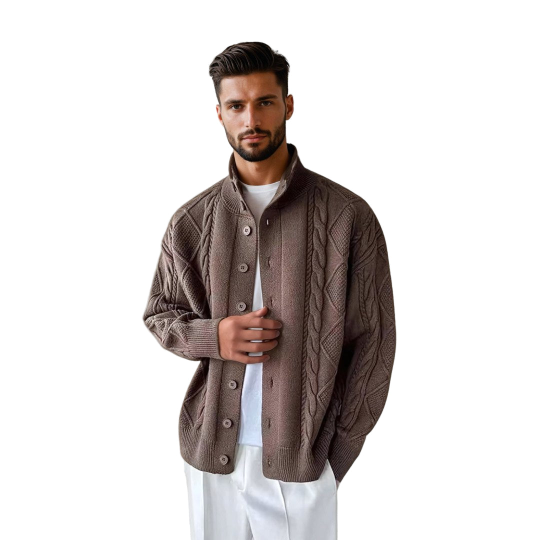 Brun kabelstickad herrcardigan med hög krage. Bekvämt vardagsplagg för klassisk vinterstil.