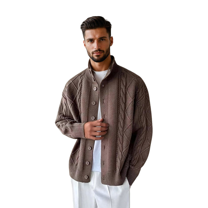 Brun kabelstickad herrcardigan med hög krage. Bekvämt vardagsplagg för klassisk vinterstil.