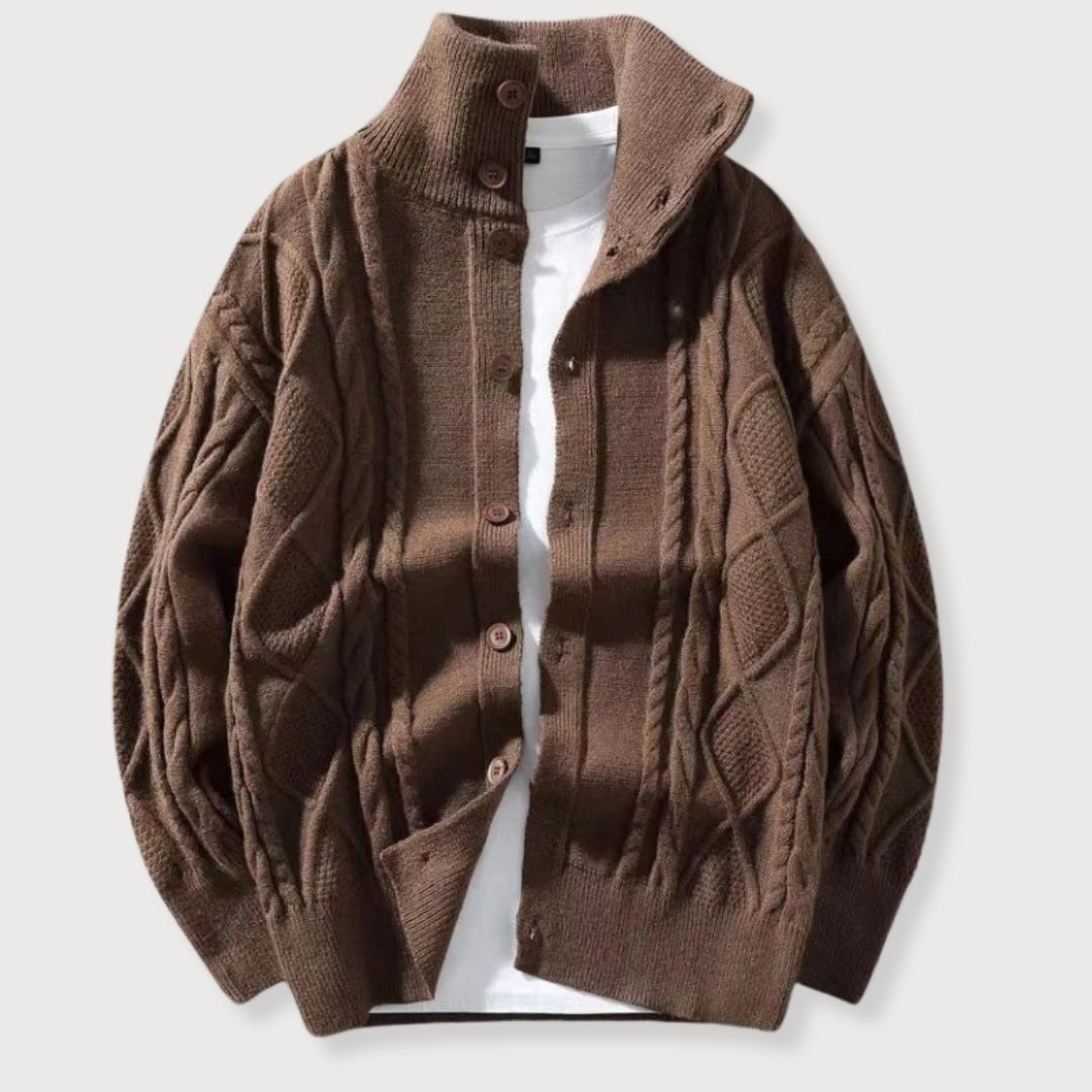 Mörkblå kabelstickad herrcardigan. Elegant herrmode med hög krage, perfekt för en tidlös vinterlook.