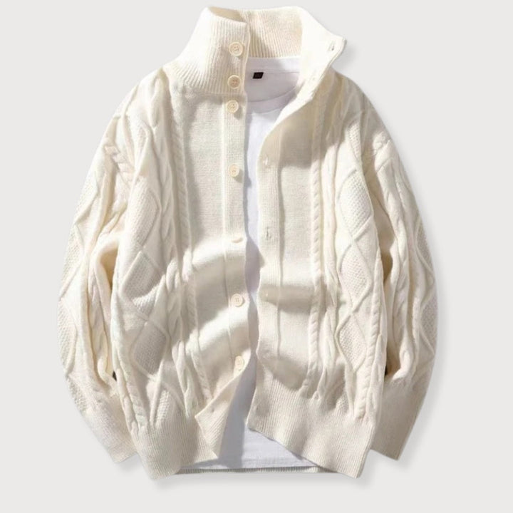 Kabelstickad herrcardigan med hög krage. Tidlös design för herrmode, bekväm och elegant vinterstil.