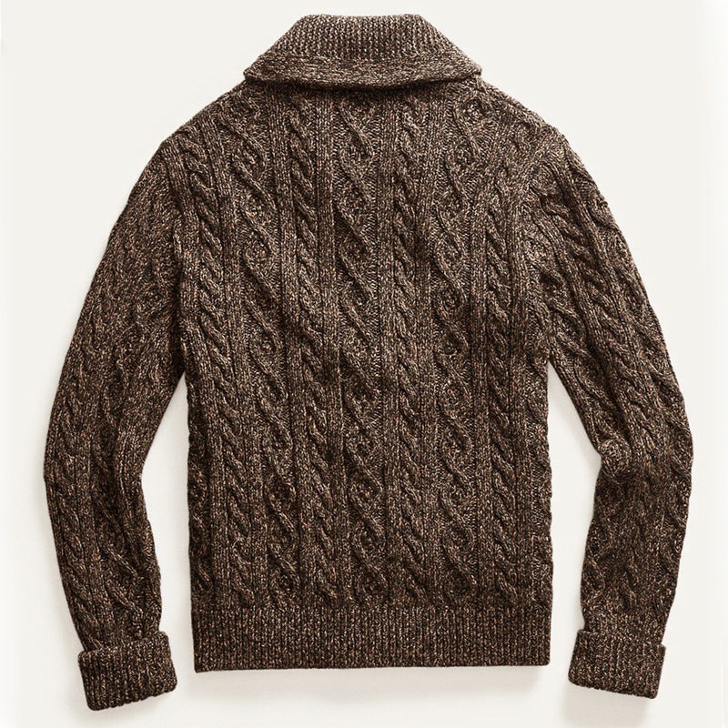 Herr cardigan i brun kabelstickad design med mjuk sjalkrage. En stilren och värmande tröja för herrmode.