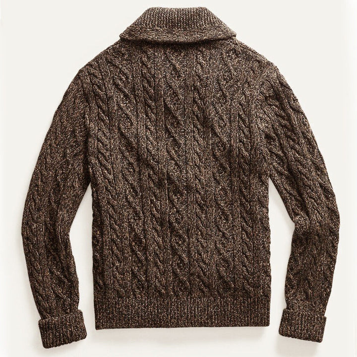 Herr cardigan i brun kabelstickad design med mjuk sjalkrage. En stilren och värmande tröja för herrmode.