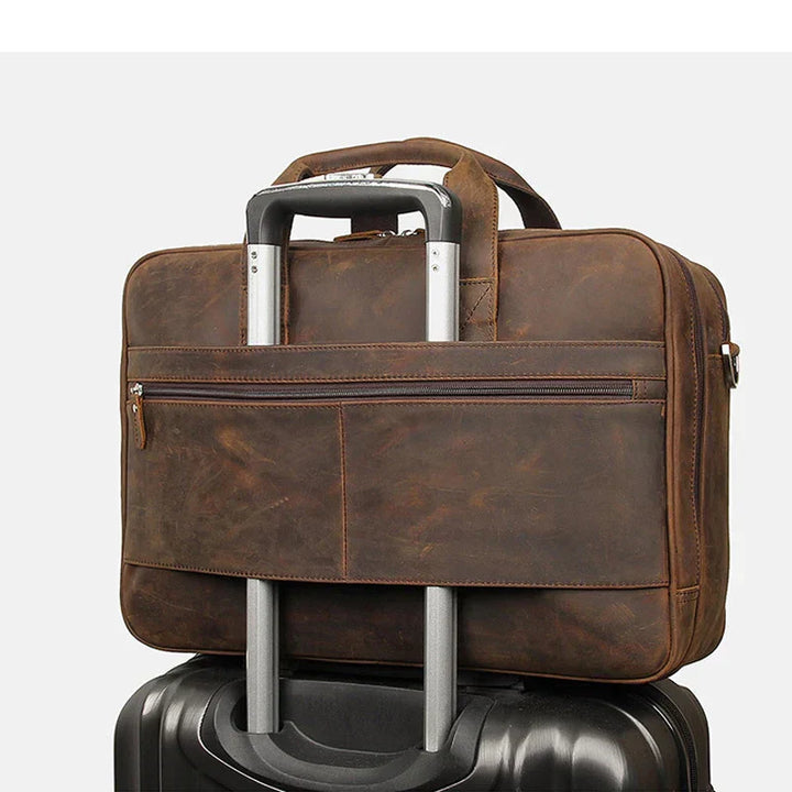 Stilren unisex laptopväska i brunt läder. Praktisk arbetsväska som ger elegant skydd för din dator på resan.
