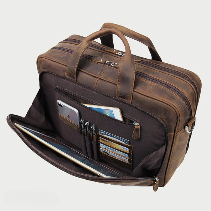 Slitstark brun läderväska för laptop. Rymlig och elegant portfölj som skyddar din dator. Unisex design.