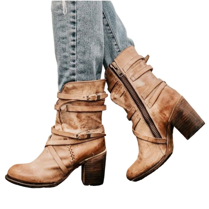 Bruna dam ankelboots med chunky klack och distressed finish, perfekt för en trendig vintage stil.