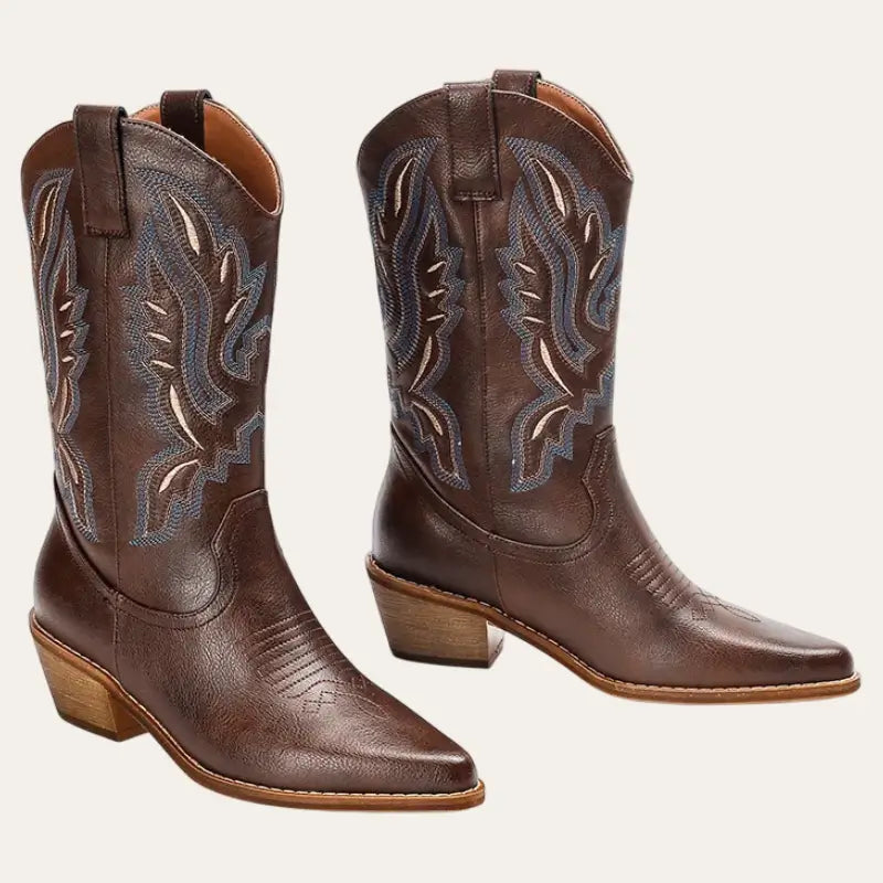 Kvinnors broderade cowboystövlar i brun färg, perfekt för western- och boho-stil. Trendiga vardagsstövlar.