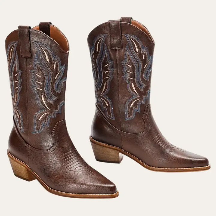 Kvinnors broderade cowboystövlar i brun färg, perfekt för western- och boho-stil. Trendiga vardagsstövlar.