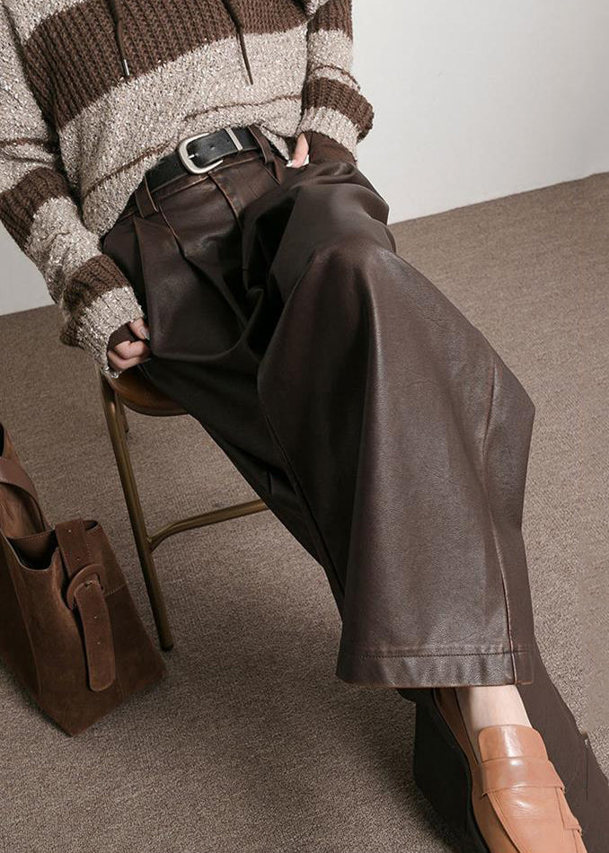 Höstmode: Eleganta dam byxor i brun fuskläder med bekväm hög midja.