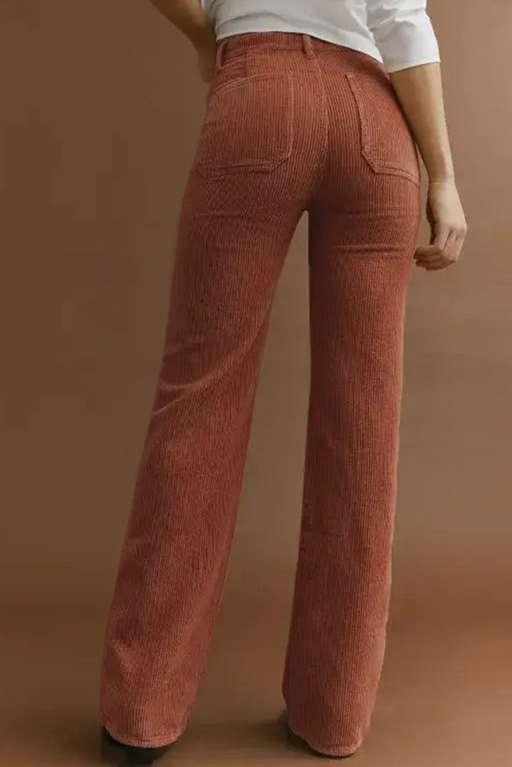 Kvinnobyxor med hög midja och unika fyrkantiga fickor i brunt, perfekta som casual modebyxor.