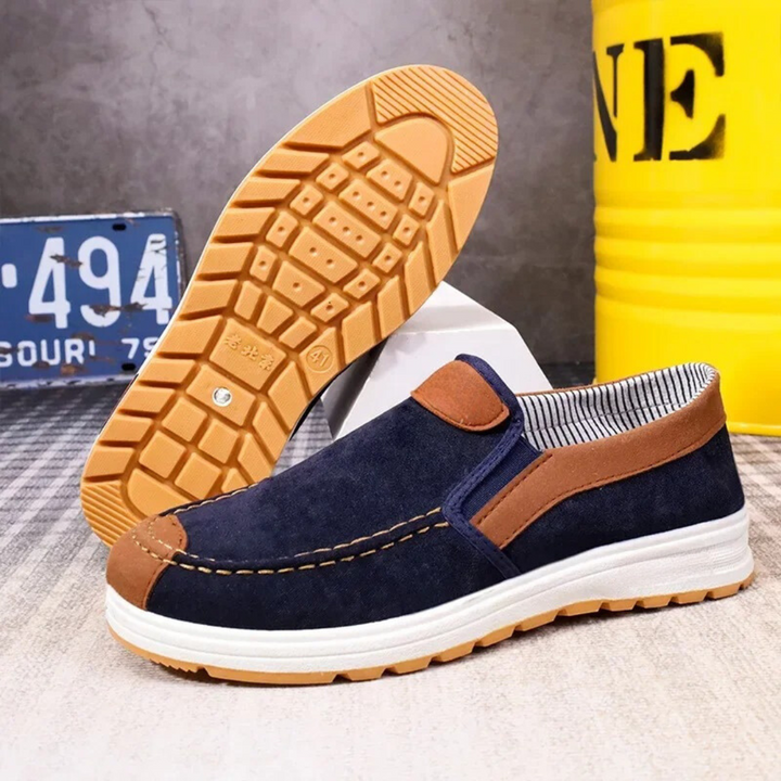 Vintageinspirerade bruna loafers för män i plusstorlek, komfortabla och lätta fritidsskor, idealiska slip-ons.