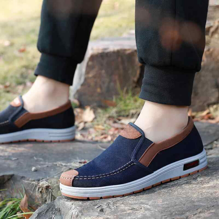 Avslappnade bruna slip-on loafers för män i plusstorlek, designade för komfort och lättvikt, perfekta fritidsskor.