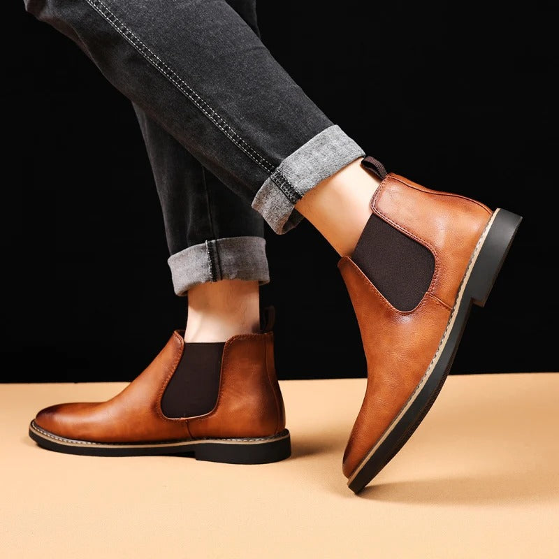 Eleganta svarta Chelsea-stövlar, ankelmodell, perfekta för en stilren look.