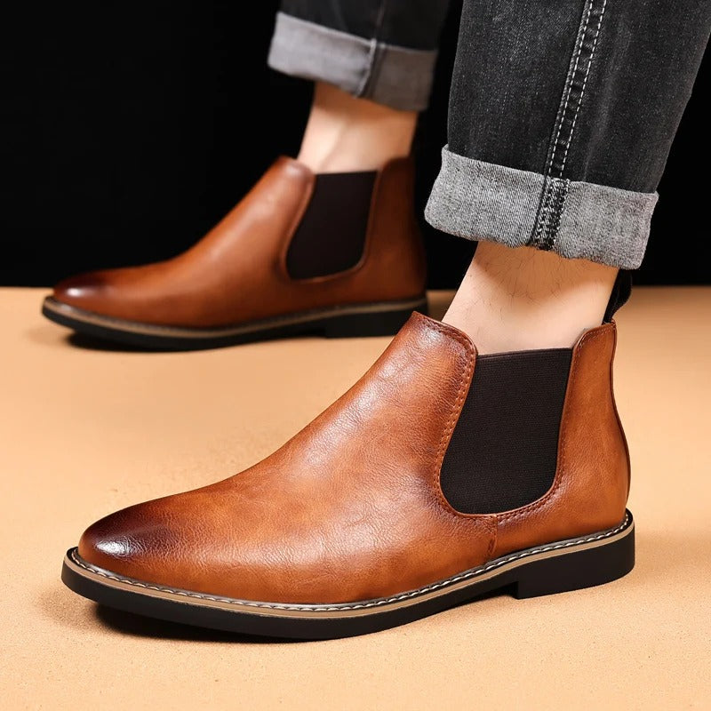 Mångsidiga svarta slip-on Chelsea-stövlar för herr, kombinerar stil med komfort.