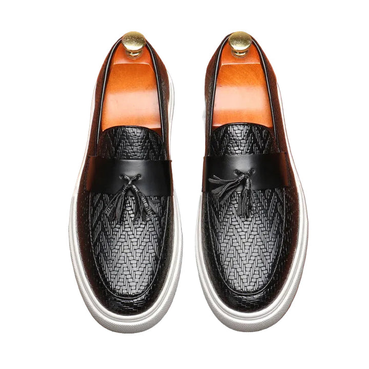 Bruna slip-on herr-loafers med tofsar. Stiliga & bekväma vardagsskor, perfekta för fritid & sommar.