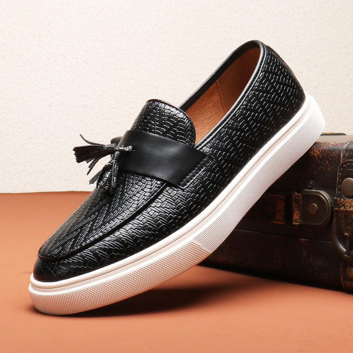 Eleganta svarta slip-on loafers för män med klassiska tofsar. Bekväma herrskor för en sofistikerad look.