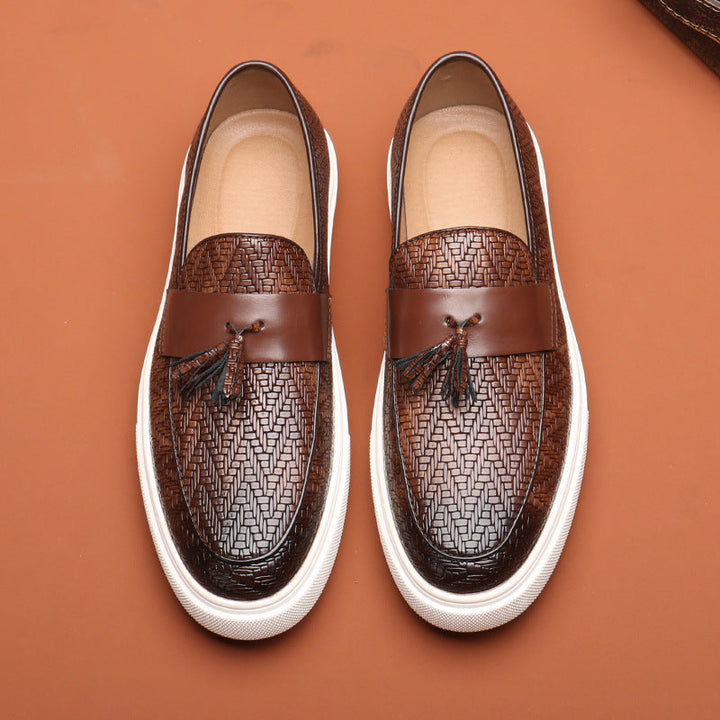 Mäns bruna tofsloafers, slip-on modell. Bekväma sommarskor som kombinerar elegans med enkelhet.