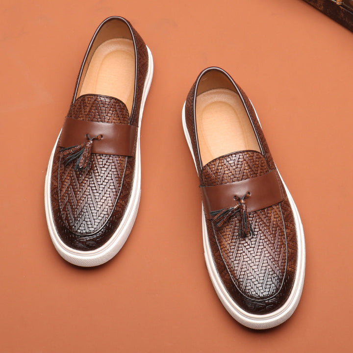 Stiliga slip-on herr-loafers med tofsar i svart. Mångsidiga vardagsskor som erbjuder både komfort och stil.