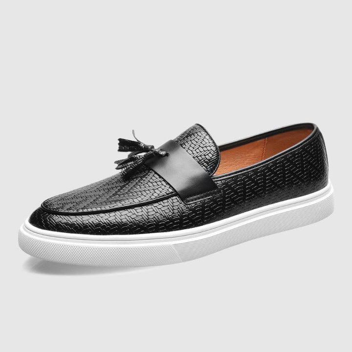 Detaljerad bild av slip-on loafer för män med tofsar, perfekt för en bekväm och elegant sommarstil.