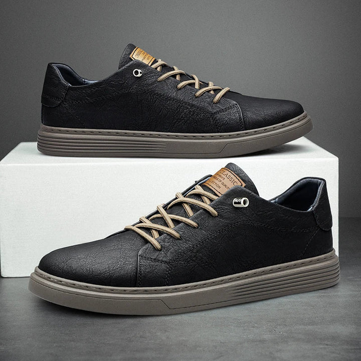 Svarta stilrena veganska sneakers för herr och dam. Bekväma vardagsskor med modern design.