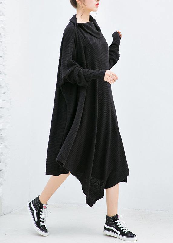 Modern asymmetrisk tröjaklänning i svart med hög hals för kvinnor. Chic & smickrande design för fest.