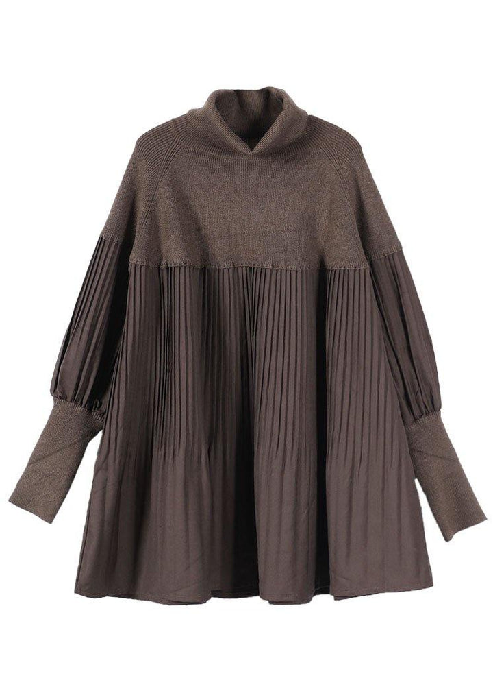 Mjuk och bekväm kvinnors höstklänning. Chic design med hög krage och långa ärmar. Mångsidigt höstmode.