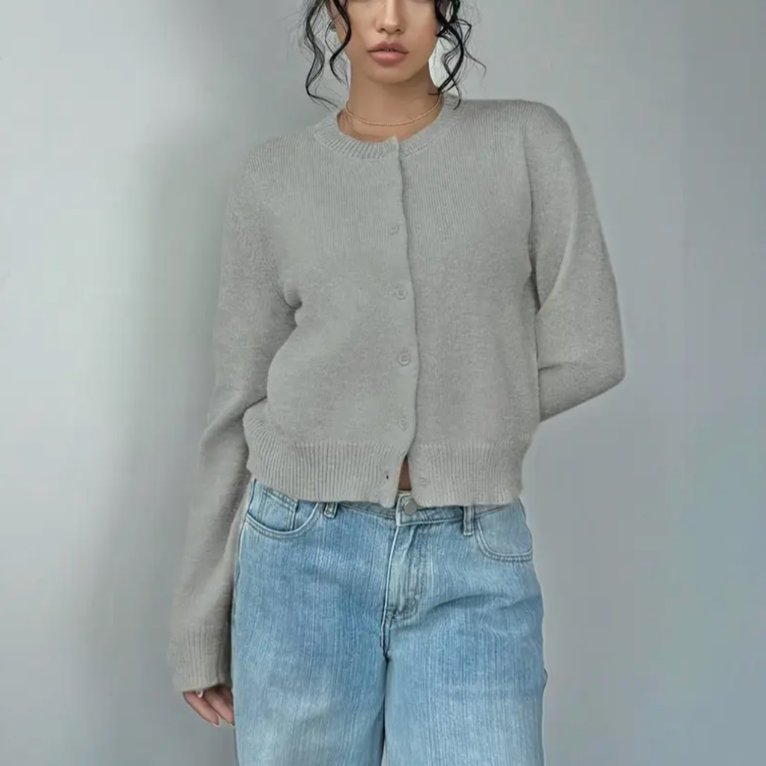 Kortärmad damkofta med knappar. En chic sommarstil som passar perfekt till vårens outfits.