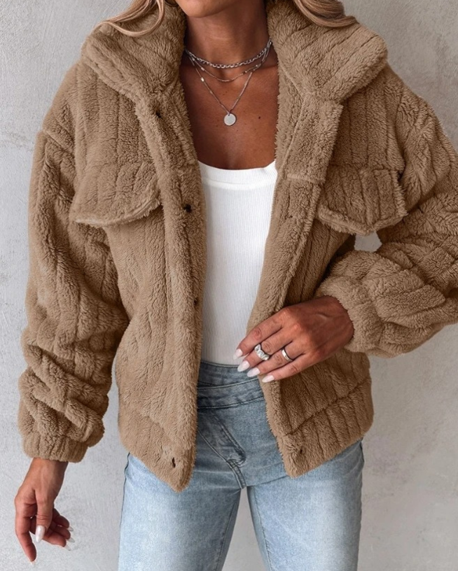 Mjuk teddyjacka i lång modell för dam, ett mysigt ytterplagg för höst och vår. Chic och vardagsbekväm jacka.