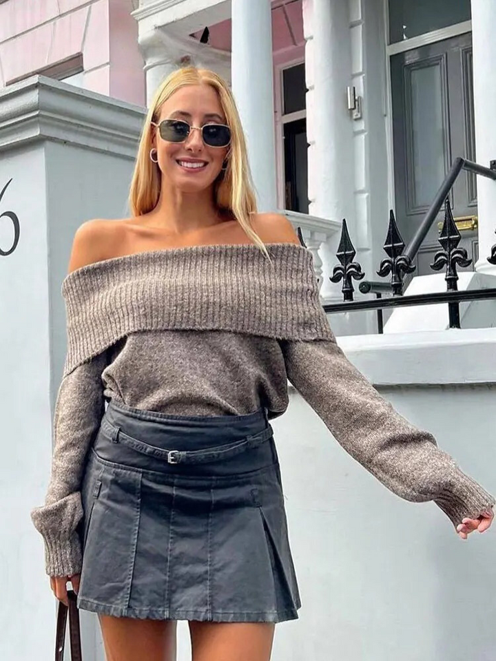Enfärgad off shoulder tröja för kvinnor. Bekväm och elegant damtröja, mångsidig för alla tillfällen.