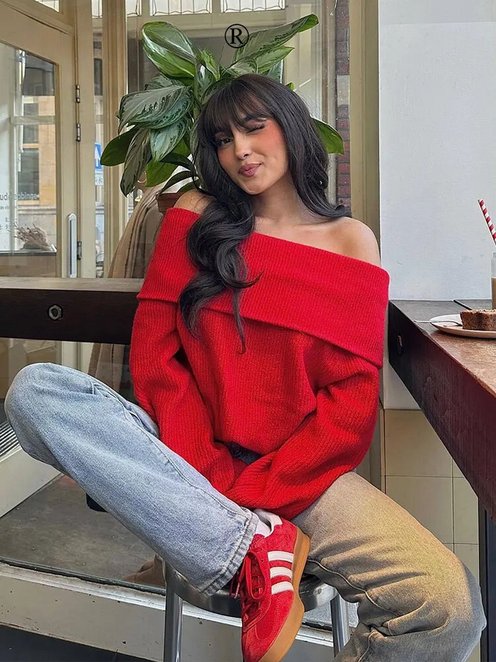 Modern off shoulder damtröja. Långärmad och chic, perfekt som casual tröja eller för en elegant outfit.