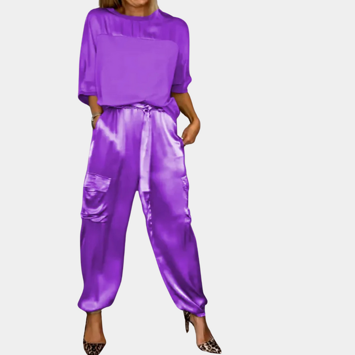 Kvinnors stilrena tvådelade set, perfekt för en chic vardagslook. Kortärmad design med hög komfort.
