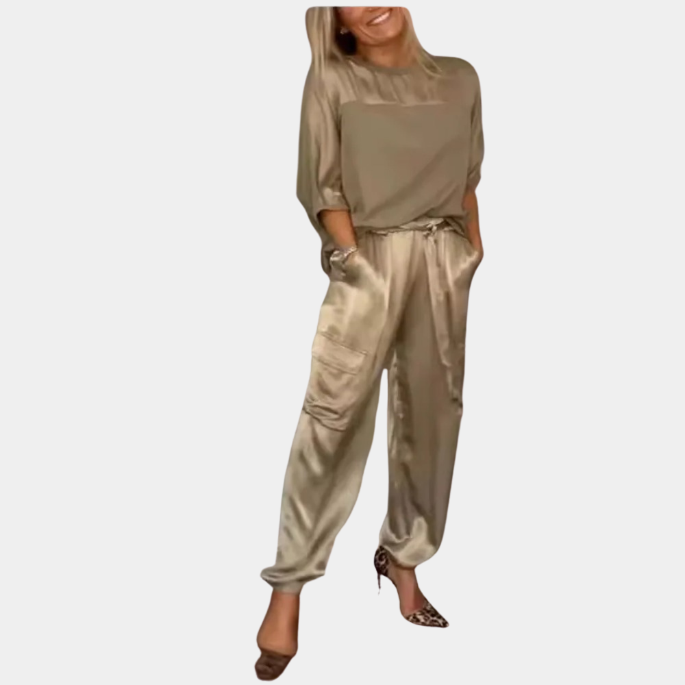 Modernt casual set för kvinnor. Tvådelat med kortärmad överdel & matchande underdel för sommarstil.