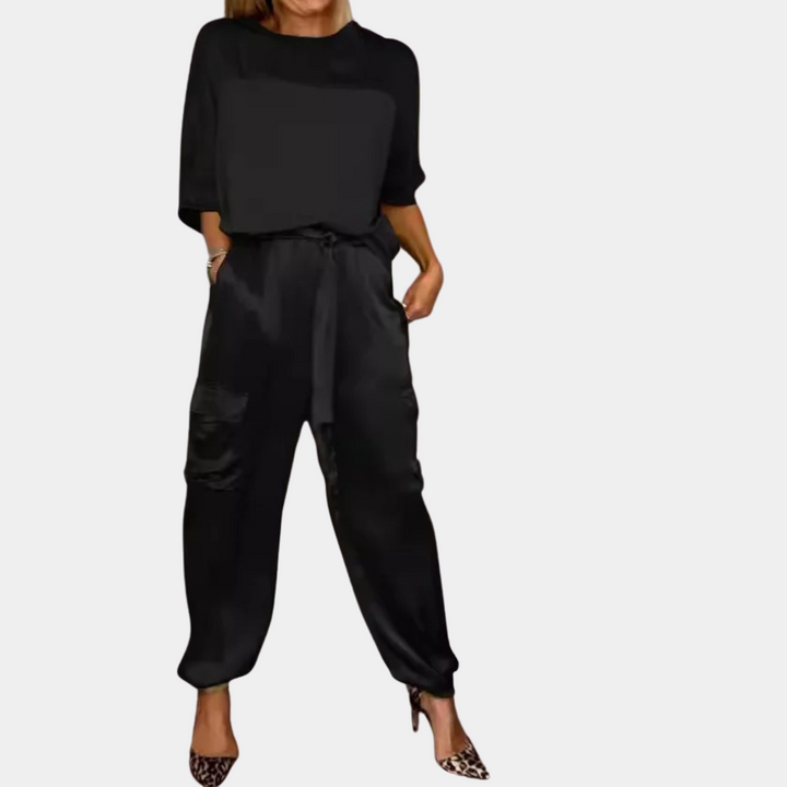 Stilrent tvådelat set för kvinnor. Chic kortärmad design, perfekt för en modern och bekväm sommarlook.