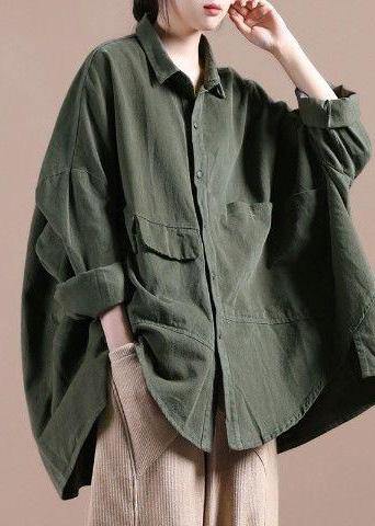 Modern kvinnors kappa med unika batwing ärmar. Lös passform skapar en elegant, chic silhuett för vårmodet.