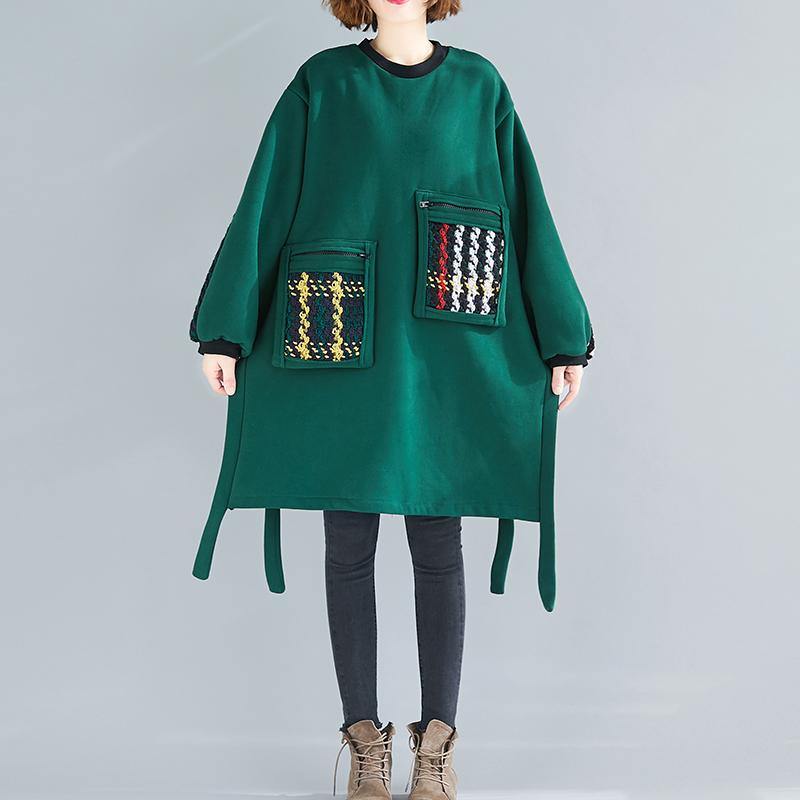 Kvinnors chic klänning med iögonfallande sidoöppning och överdimensionerad passform. För en fashionabel stil.