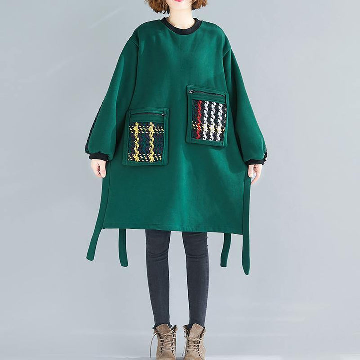 Kvinnors chic klänning med iögonfallande sidoöppning och överdimensionerad passform. För en fashionabel stil.