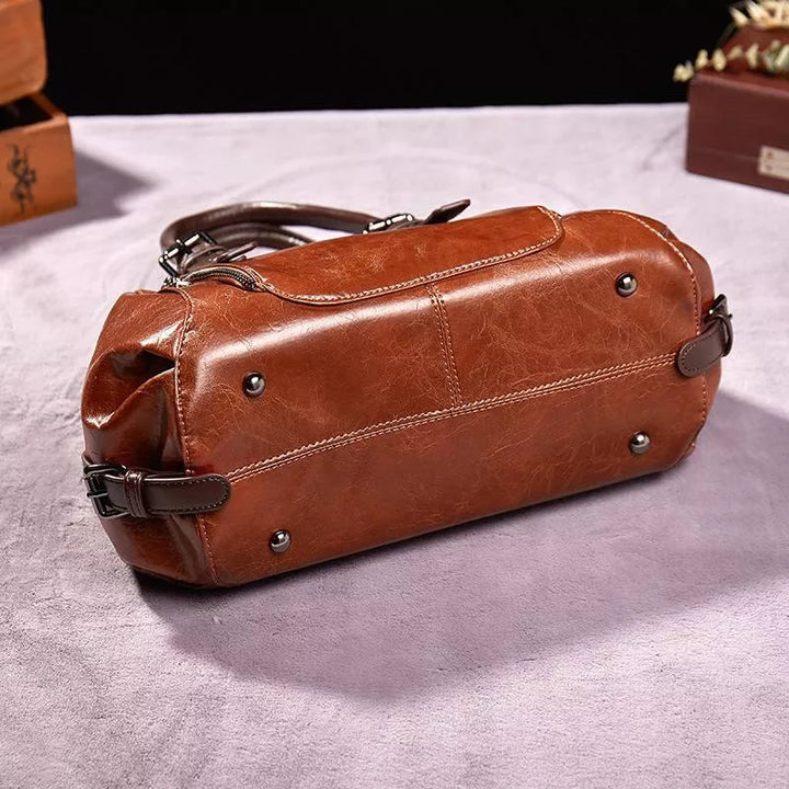 Baksida av chic vintage damväska. Elegant handväska med diskret design, perfekt modeaccessoar för kvinnor.