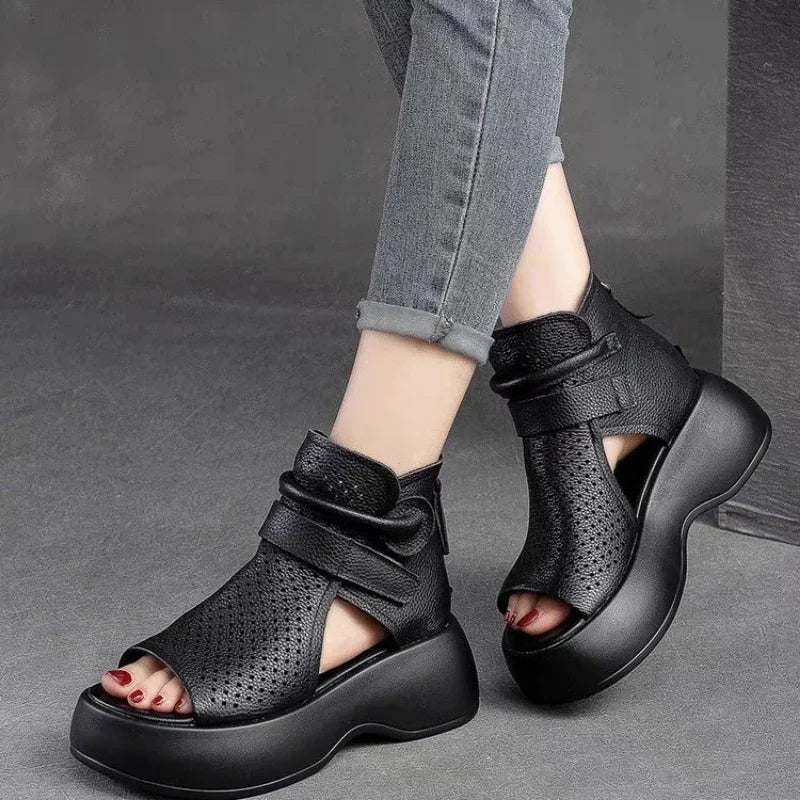 Chica casual damsandaler för optimal komfort. Stilrena sommarskor med öppen tå & justerbar kardborre.