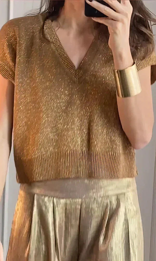 Bekvämt och stilrent tvådelat set för kvinnor. Trendigt damkläder, elegant byxset för vardag och fest.